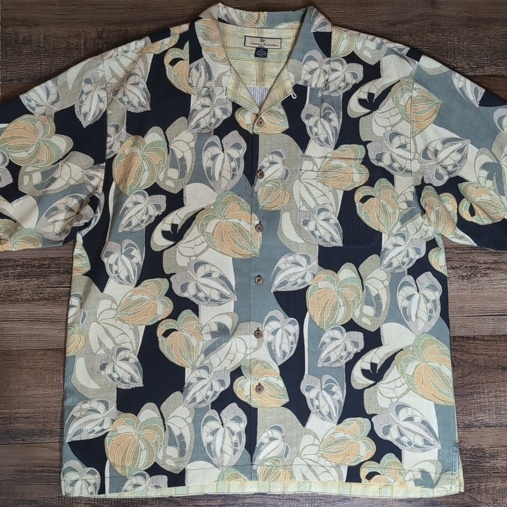 Tommy Bahama Relax 100% Silk Hawaiian Shirt Floral Design Black Base Size XL